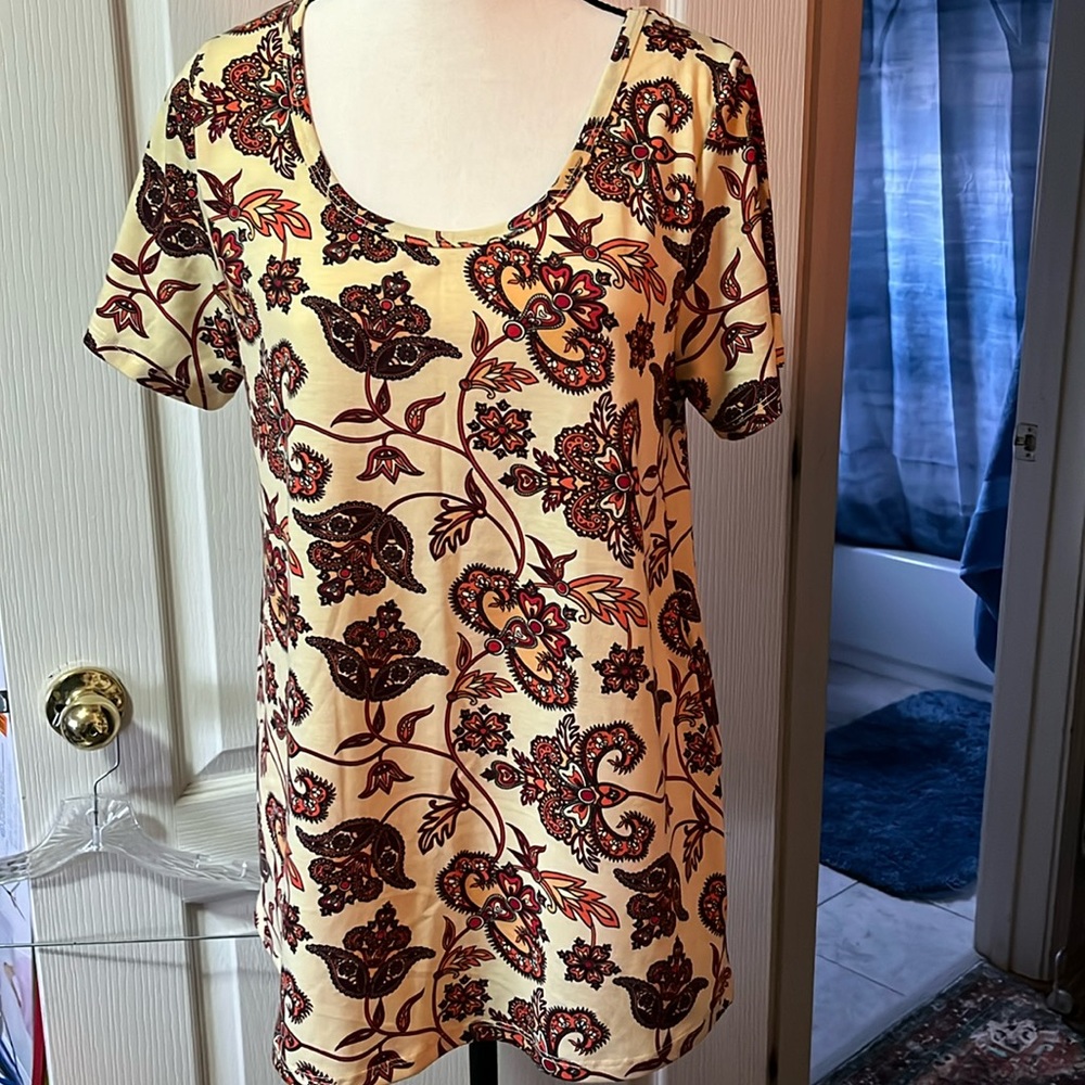 Gorgeous t shirt that is begging to be apart of your wardrobe!